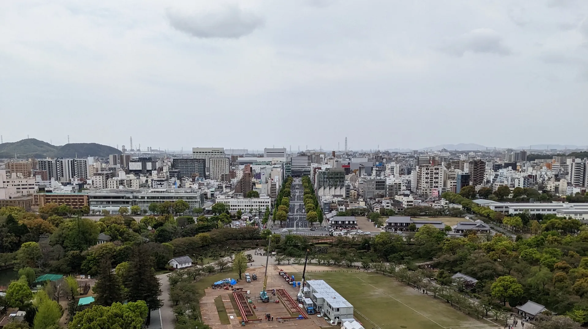 大天守の窓から見た、駅のほうへ延びる大手前通り