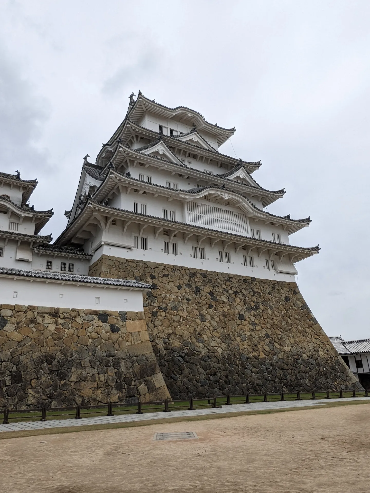 石垣の上にそびえる大天守を、下から見上げたところ