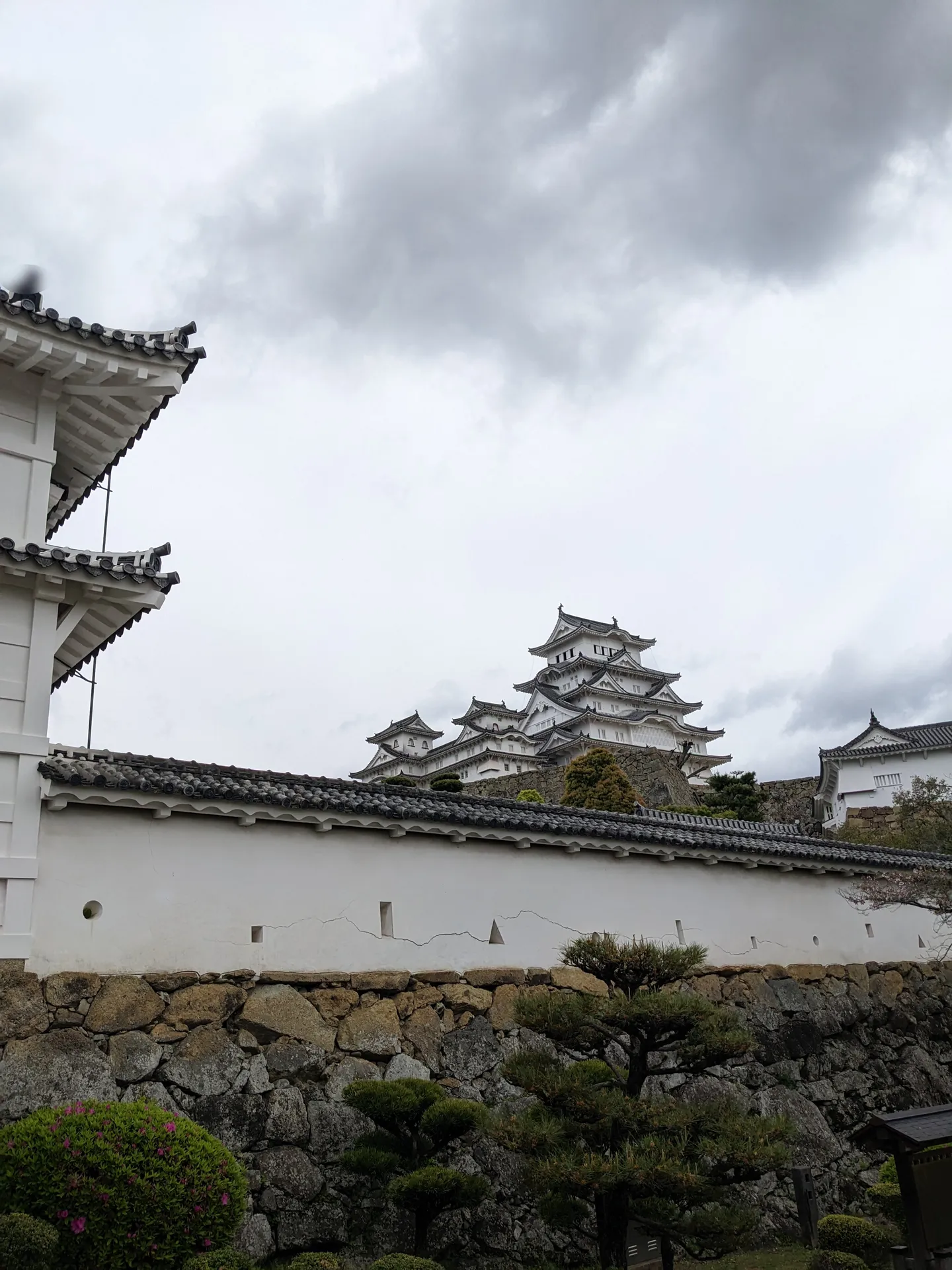 白い塀と石垣の向こうに見える天守群