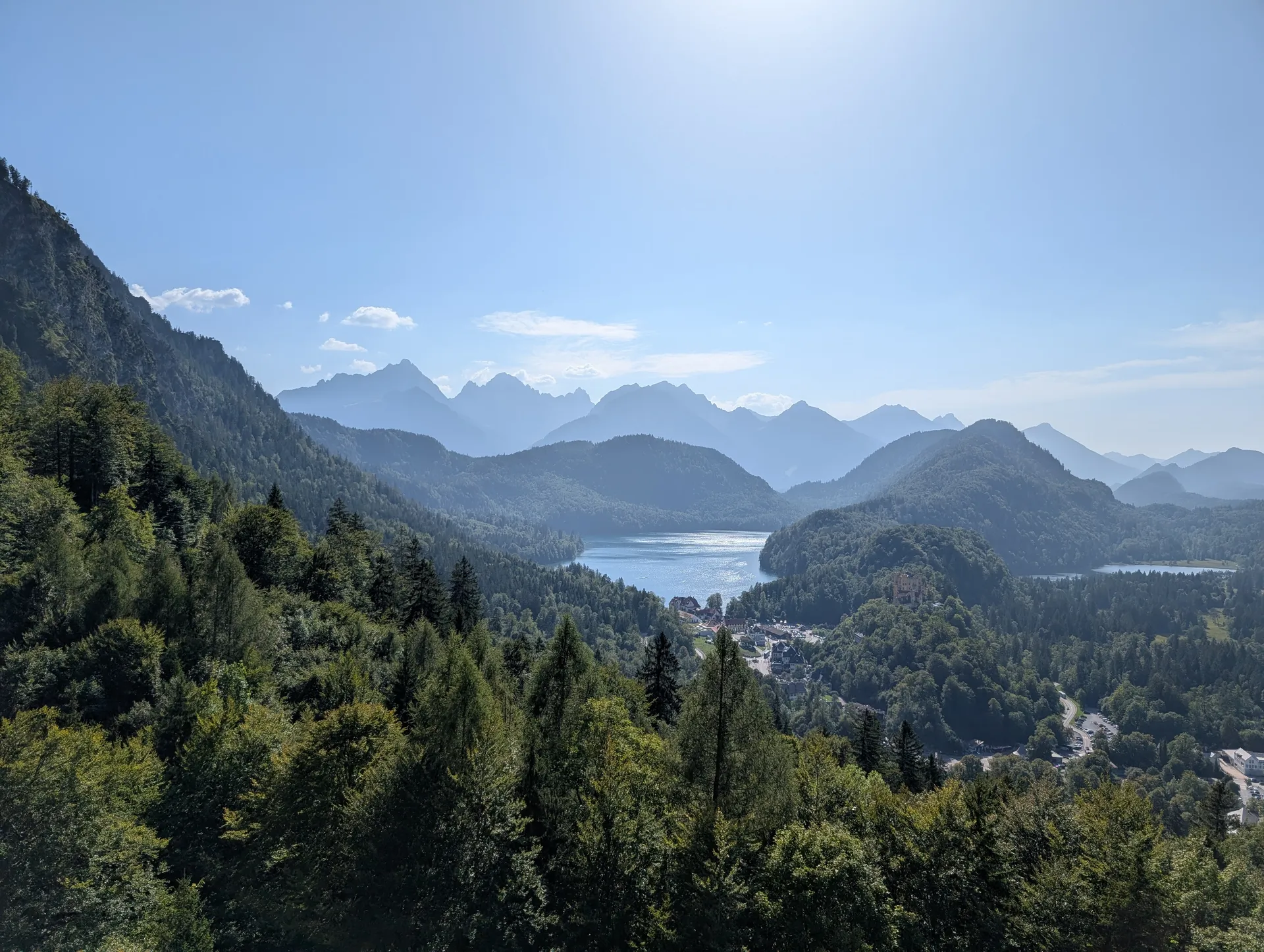 城のそばから見下ろした湖と村、その先の山並み