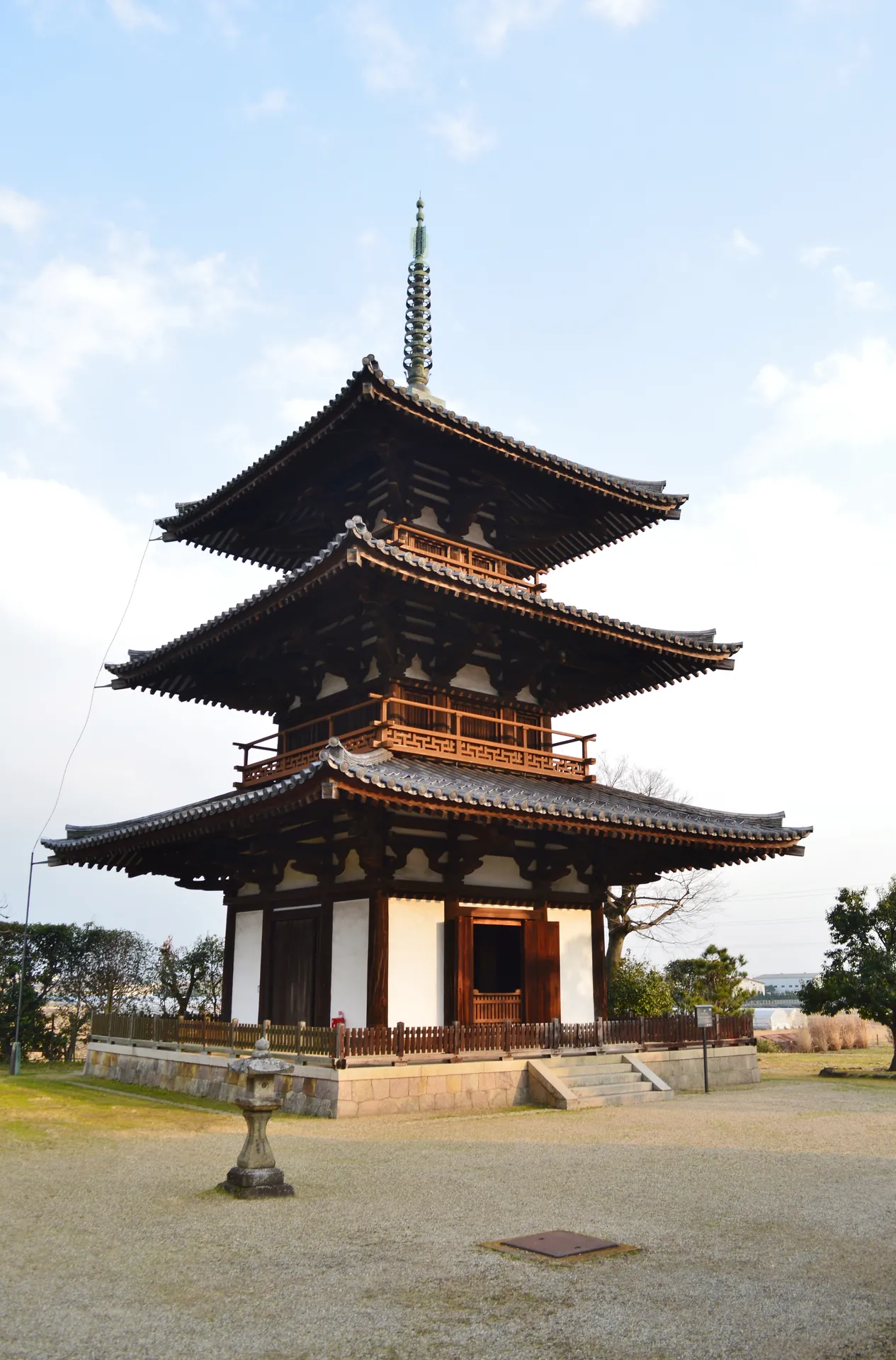 法起寺の三重塔。青空の下に立つ