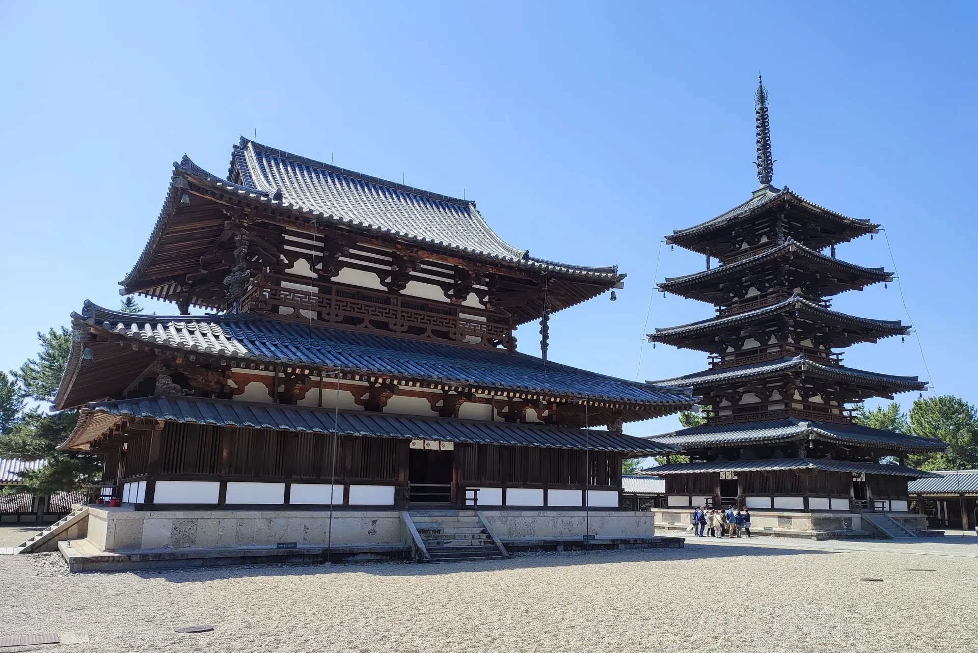 西院伽藍の金堂(左)と五重塔(右)。青空の下に並ぶ